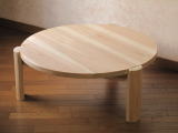 素朴な丸い木製座卓
